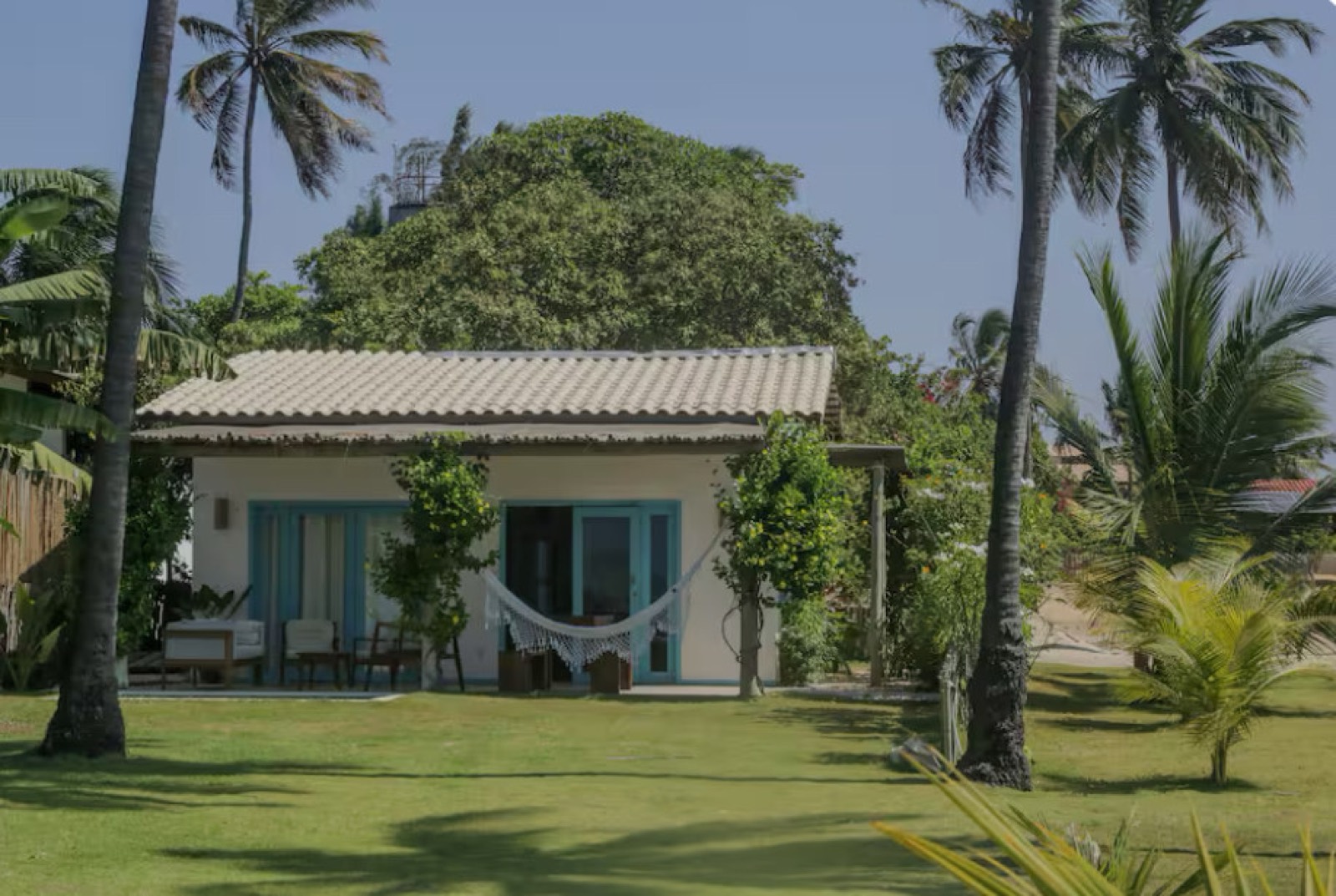 Casa Vento, casa de temporada em Icaraizinho, vista do jardim com rede na varanda