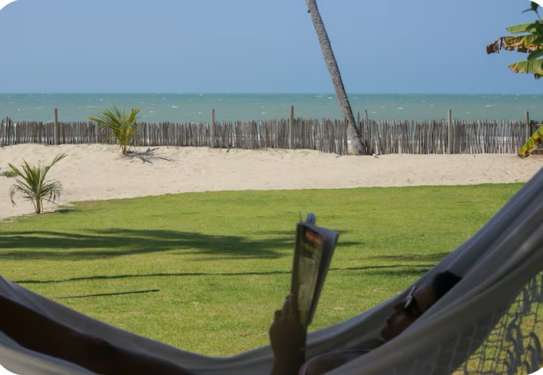 Vista do mar a partir do jardim da Casa Vento, em Icaraí de Amontada