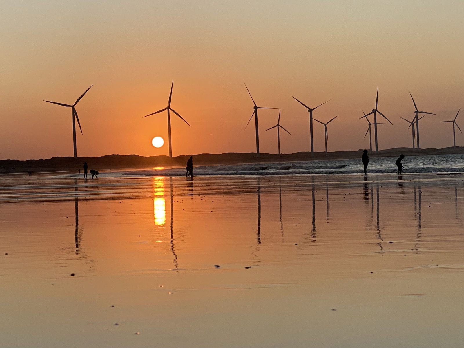 Pôr do sol na praia de Icaraizinho (Icaraí de Amontada, Ceará), com os aerogeradores